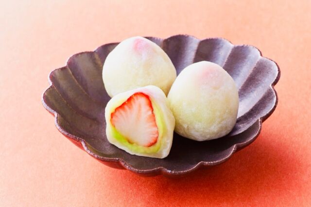 2025年12月24日(水曜日)天気曇り☁️

#いちご大福

いちご大福 販売開始 ・ 年末年始営業日のお知らせ

いつもご来店いただきありがとうございます。

.
.
暖かい気候が続き少しお待たせしましたが
本日より いちご大福、はじまります🍓

.
クリスマスはケーキ🍰
…だけではなく
いちご大福もおすすめです。

.
甘いものを楽しまれたあとの
ほっとする和のおやつ。
.
年末の特別なひとときに。
.
今年のクリスマスに
和菓子という選択はいかがでしょうか🎄
.
.

※いちごは数が少ない状態のため
しばらくは予約はできかねますのでご了承ください。
— — — — — — — — — —
📅 年末年始の営業日
・12/30、31  9:30〜17:00
・1/1　　　　  定休日
・1/2、3　　  10:00〜17:00
・1/4、5　　  通常営業
・1/6、7　　  定休日
— — — — — — — — — —

皆さまのご来店をお待ちしております☺️

#春風庵
#和菓子
#人気スイーツ
#クリスマス

**************************************
天草銘菓 春風庵（しゅんぷうあん）
〒869-3603 熊本県上天草市大矢野町中寺尾1486-6
TEL：0964-56-3957
e-mail：info@harukaze-an.com
URL：http://www.harukaze-an.com/
Facebook: https://www.facebook.com/harukazean/

**************************************