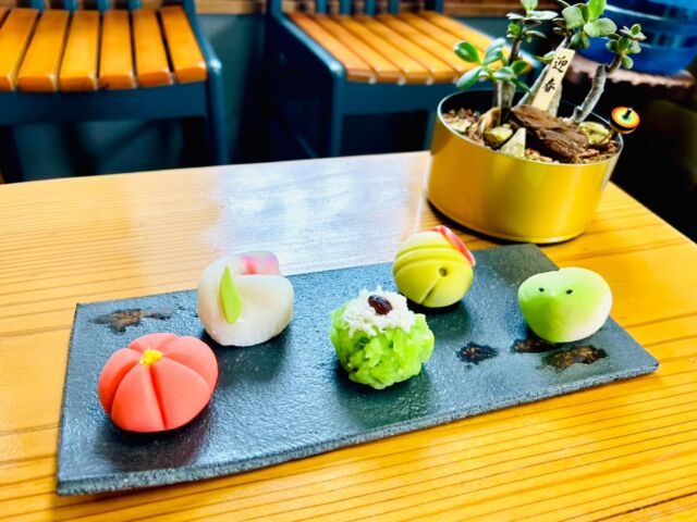 *
2026年1月2日（金）晴れ☀️

*
🎍Happy New Year🎍
あけましておめでとうございます
*

昨年もたくさんのご来店
あたたかなお声をありがとうございました

*
本日より営業をスタートしました

*
ご家族で楽しむお茶の時間
新年のご挨拶の手土産にもおすすめです

*
「これ、美味しいね」
そんな会話が生まれるひとときを
和菓子とともにお届けできますように

*
本年もどうぞ
よろしくお願いいたします

* 皆さまにとって
実り多い一年になりますように🐴

**************************************
天草銘菓 春風庵（しゅんぷうあん）
〒869-3603 熊本県上天草市大矢野町中寺尾1486-6
TEL：0964-56-3957
e-mail：info@harukaze-an.com
URL：http://www.harukaze-an.com/
Facebook: https://www.facebook.com/harukazean/

**************************************

#新年
#天草
#春風庵
#いちご大福
#和菓子